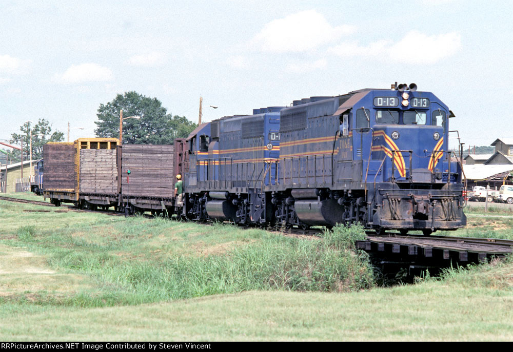 Texas Oklahoma & Eastern GP40's D13 & D12bring in some bulkhead flats to spot.